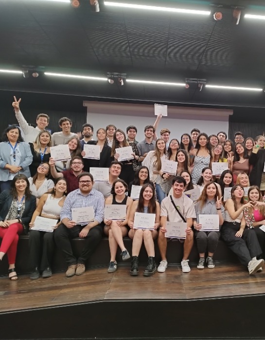 Imagen muestra a grupo de estudiantes UC en ceremonia de reconocimiento cocurricular organizada por Desarrollo Estudiantil.
