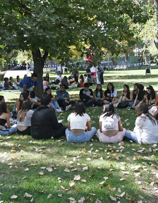 Grupo de estudiantes de la UC comparten al interior del campus San Joaquín.
