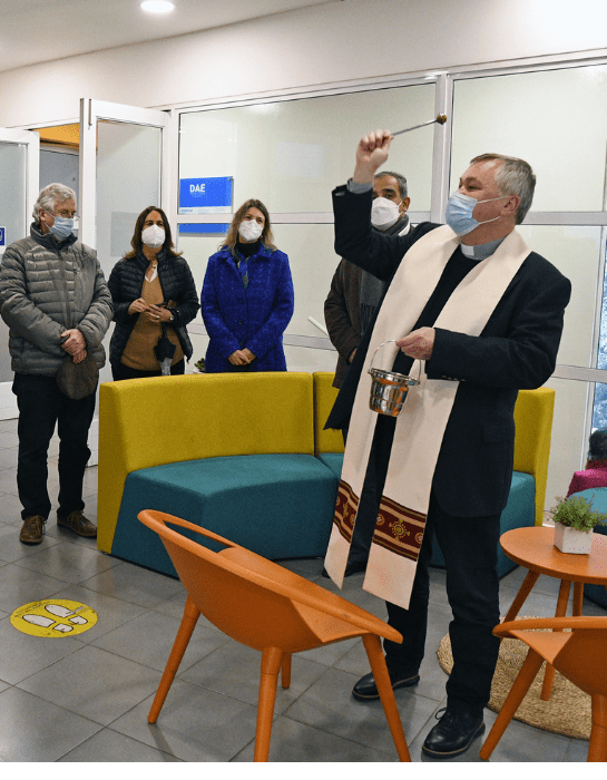 Capellán Mayor padre Jorge Merino bendiciendo las nuevas oficinas con agua bendita.