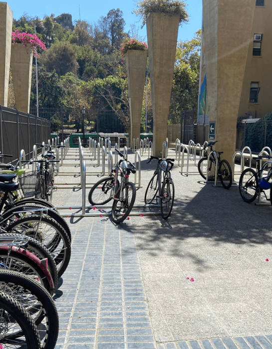 Nuevos cleteros con varias bicicletas de estudiantes y funcionarios UC