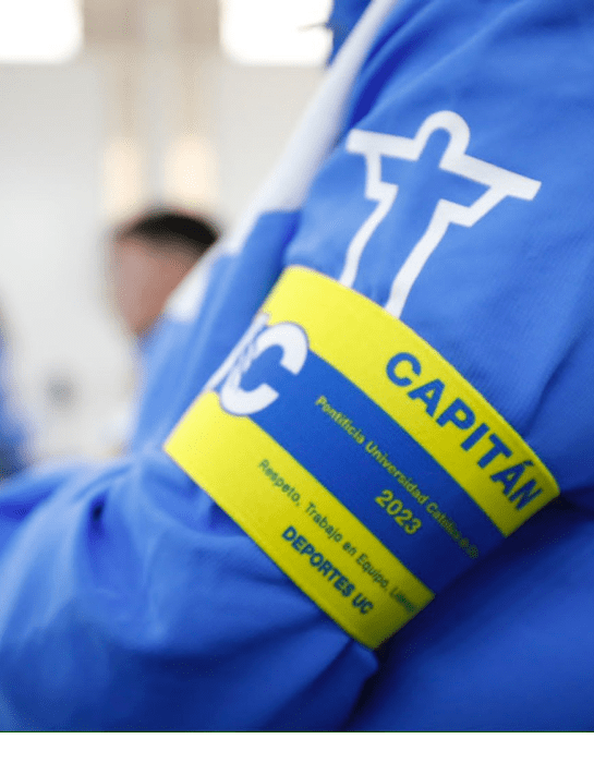 Banda color celeste y amarillo en el brazo de un estudiante