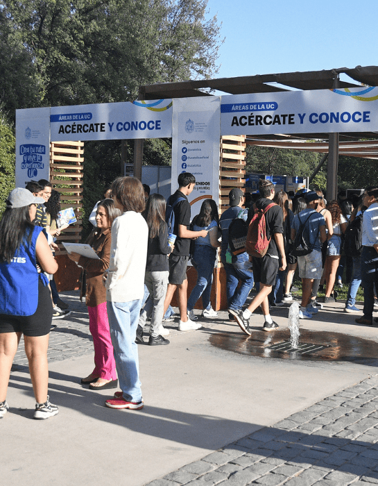Estudiantes en una feria de orientación universitaria