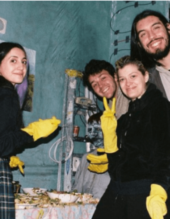 cuatri estudiantes con guantes amarillos de limpieza