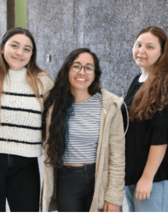 Tres tutotas del Campus Villarica UC sonriendo