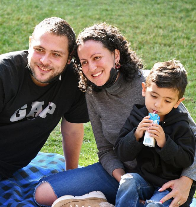 Una alumna y su pareja, junto a su pequeño hijo, durante una actividad de Salud y Bienestar Estudiantil