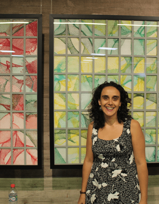 Estudiante exponiendo el proyecto ganador del concurso Artifica UC 2022