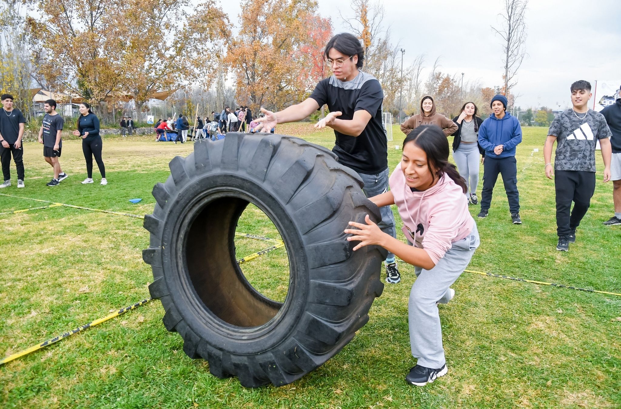 Estudiantes participan de los Fit Games, en la prueba volteo de neumáticos.