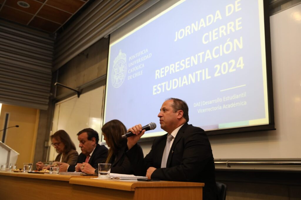 Rector UC y autoridades académicas estuvieron conversando y respondiendo consultas del estudiantado.