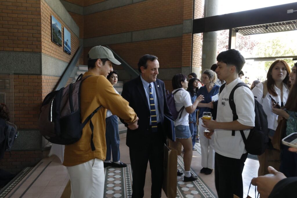 Rector UC junto a Estudiantes conversando en la Jornada Novata de Diálogo