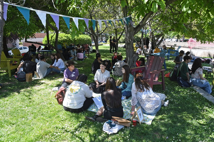 Estudiante de primer año reunidos en actividad grupal al aire libre