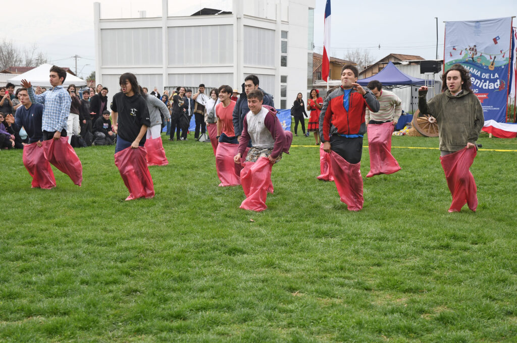 estudiante participando de carreras en sacos en la Fiesta de la Chilenidad.