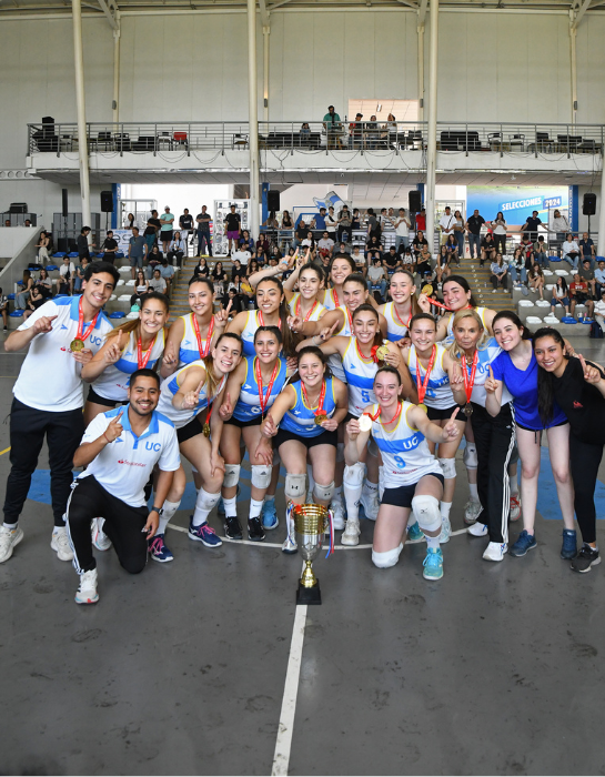 Fotografía de la celebración del equipo de Vóleibol Femenino de la UC tras ganar el Campeonato Nacional Universitario de Vóleibol Femenino