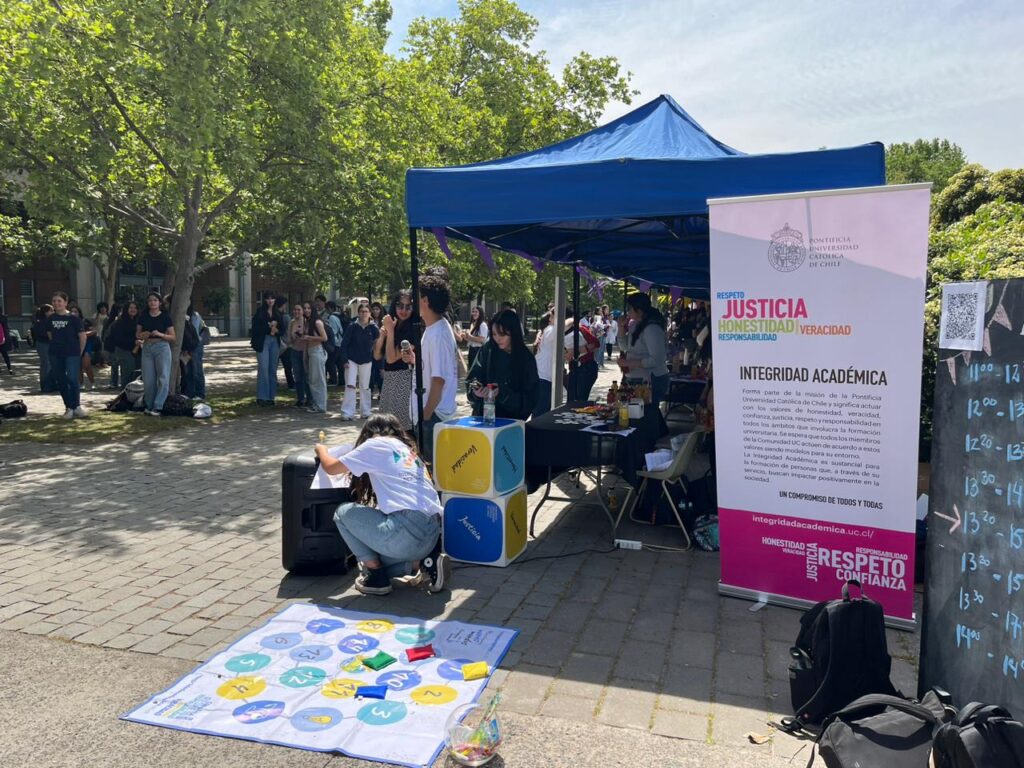 Feria de Valores UC con masiva participación de estudiantes en el Día de la Integridad Académica