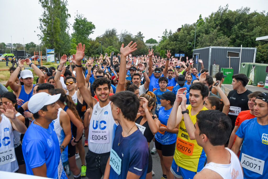 Corredores/as esperando la largada del Running UC 2024.