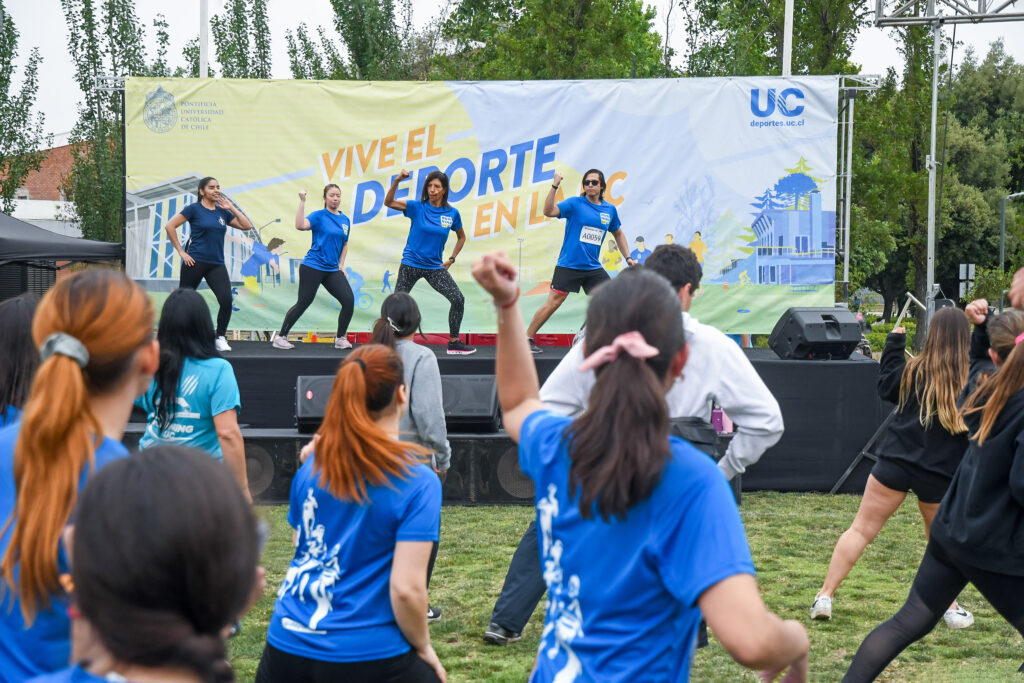 Fotografía de asistentes en elongación dirigida post corrida del Running UC 2024.