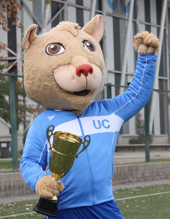 Fotografía de Pangui, mascota UC, sosteniendo un trofeo. Imagen utilizada para promoción de la Programación Selecciones UC Semanal