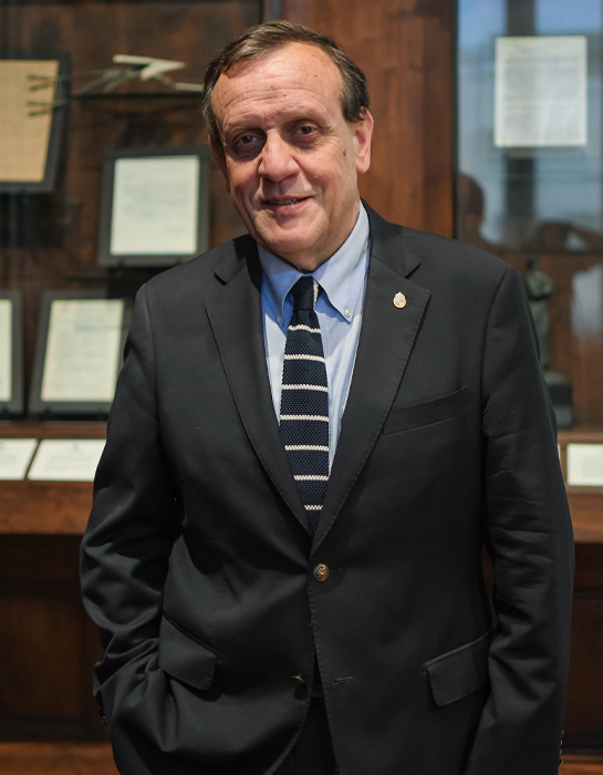 Rector Sánchez en su oficina