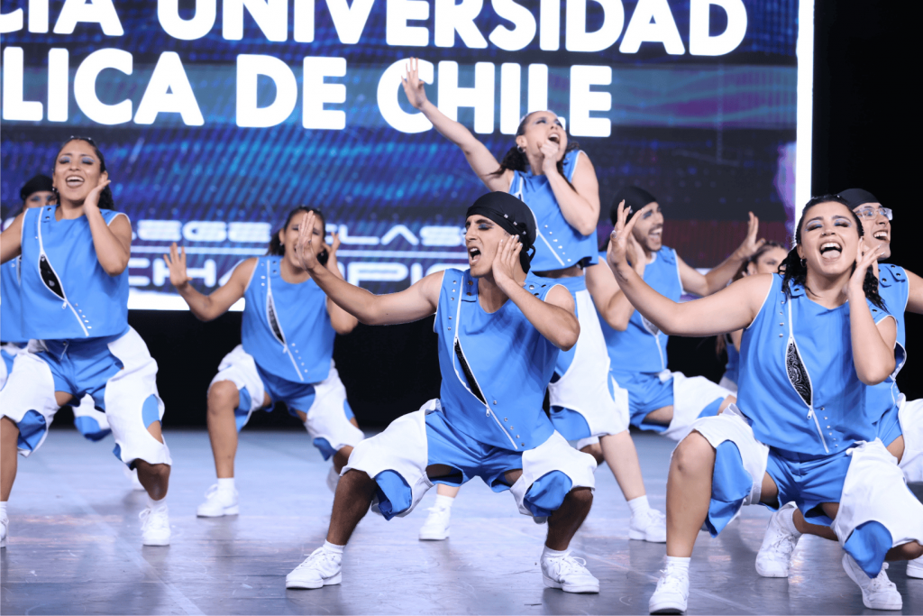 Estudiantes del Grupo Selectivo de Hip-Hop se presenta en escenario de The College Classic, Estados Unidos.