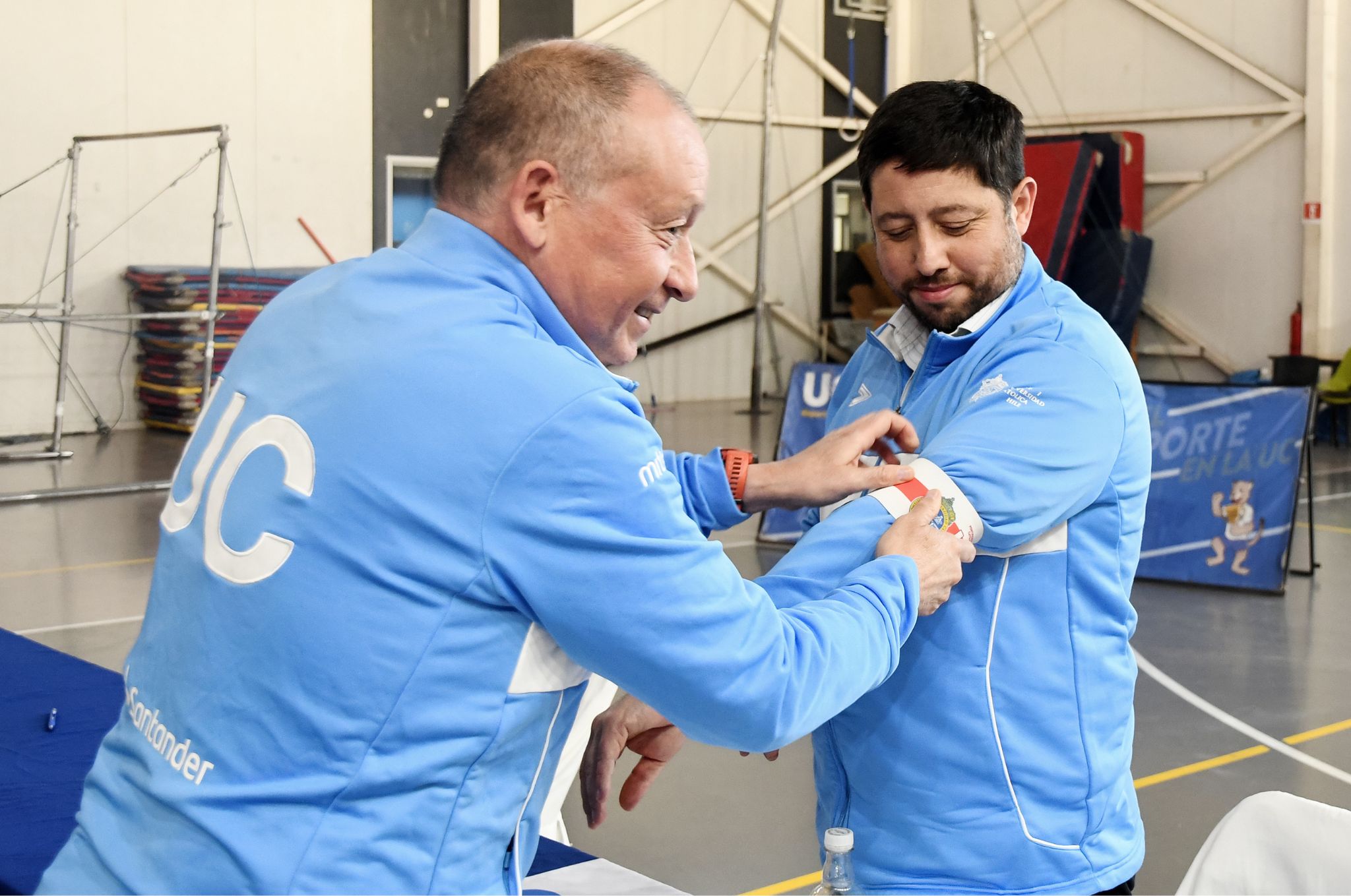 Vicerrector Académico UC, Mario Ponce, recibe jineta de capitán de la Universidad.