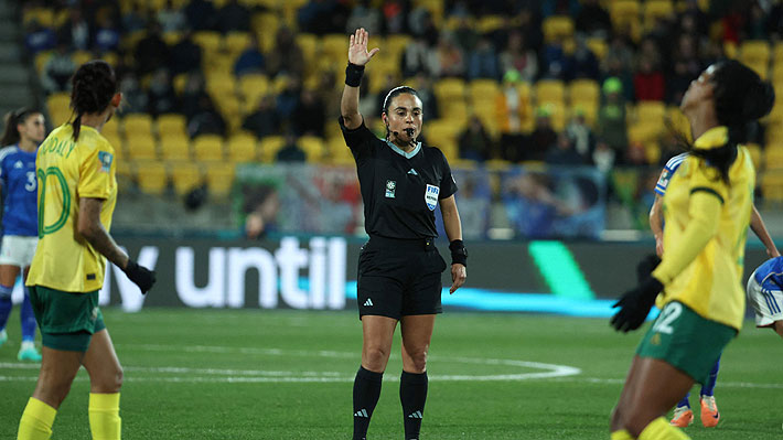 Profesora UC María Belén Carvajal recibe reconocimiento de red global de me mujeres líderes G100.
Imagen dirigiendo en la Copa Mundial de Fútbol Femenino 2023.