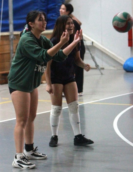 Estudiantes disfrutando del taller de vóleibol del Reactívate UC Invierno 2025
