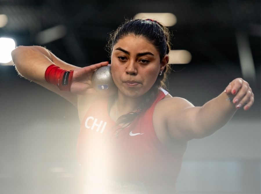 Mariela Pérez, balista nacional y seleccionada UC de atletismo. En la imagen tiene la indumentaria del Team Chile en los Juegos Mundiales Universitarios Rhine Ruhr 2025.