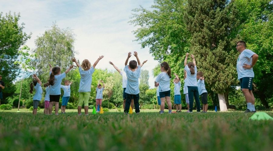 Imagen referencial Escuelas Deportivas UC - Niños y niñas de las manos.