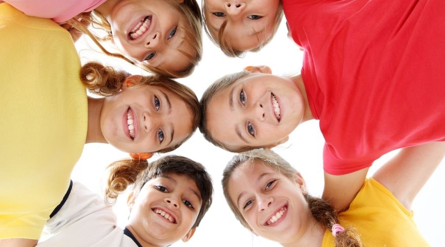 Fotografía referencial de niños y niñas felices