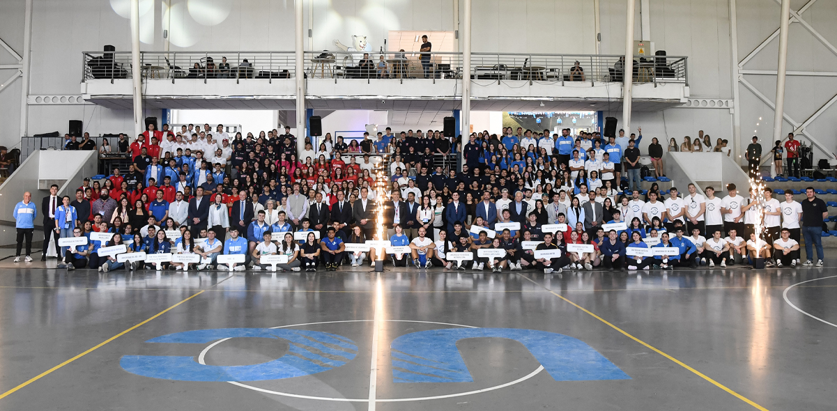 Cientos de deportistas, junto a autoridades de la UC y del deporte universitario de Chile
