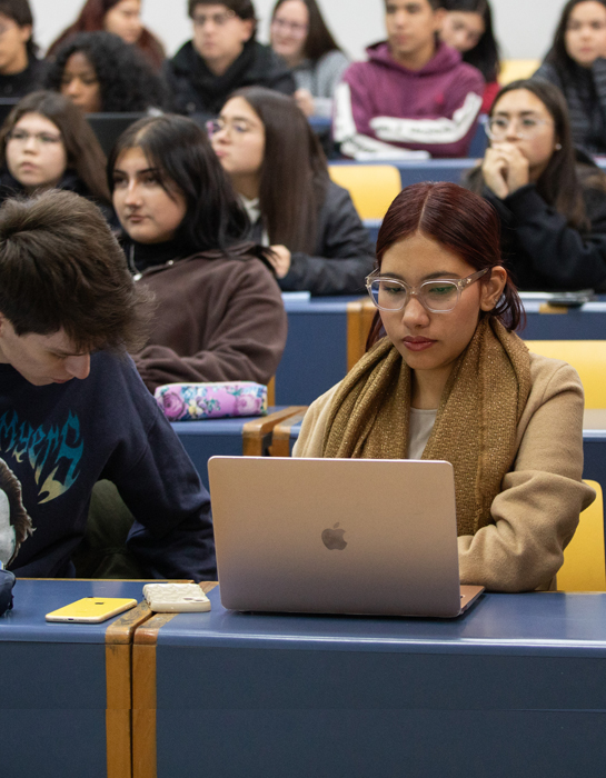 alumna muy atenta en una clase
