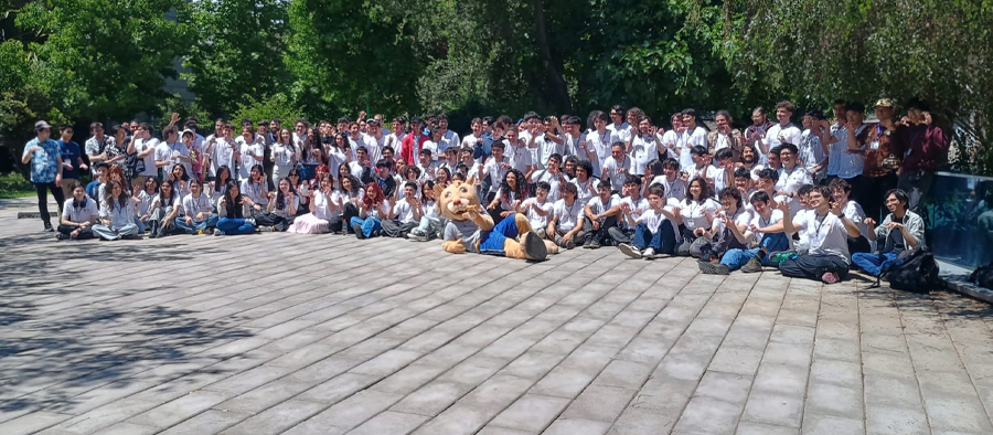 Cientos de estudiantes del torneo ICPC, junto a la Mascota UC