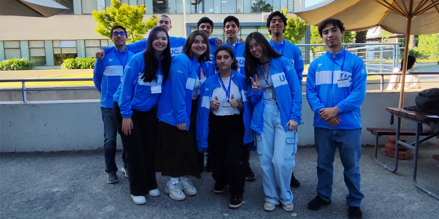 Estudiantes UC en torneo de programación competitiva