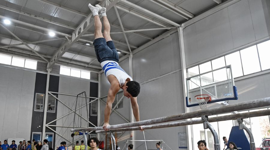 Gimnasta U en las barras paralelas. Imagen referencial para comunicar la realización del Nacional Universitario de Gimnasia Artística 2025.