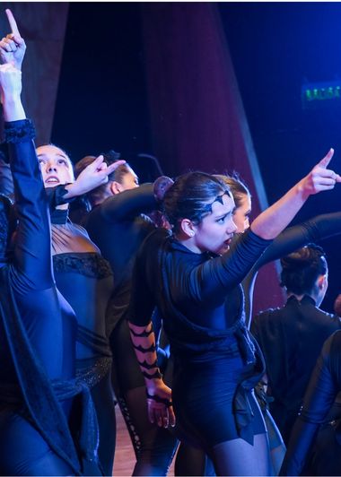 Estudiantes de Danza UC en presentación.