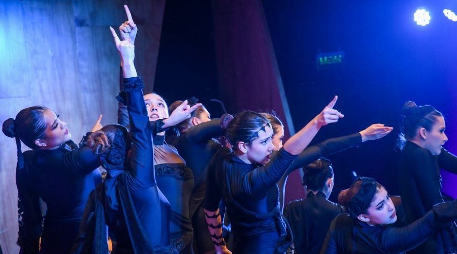 Estudiantes de Danza UC en presentación.