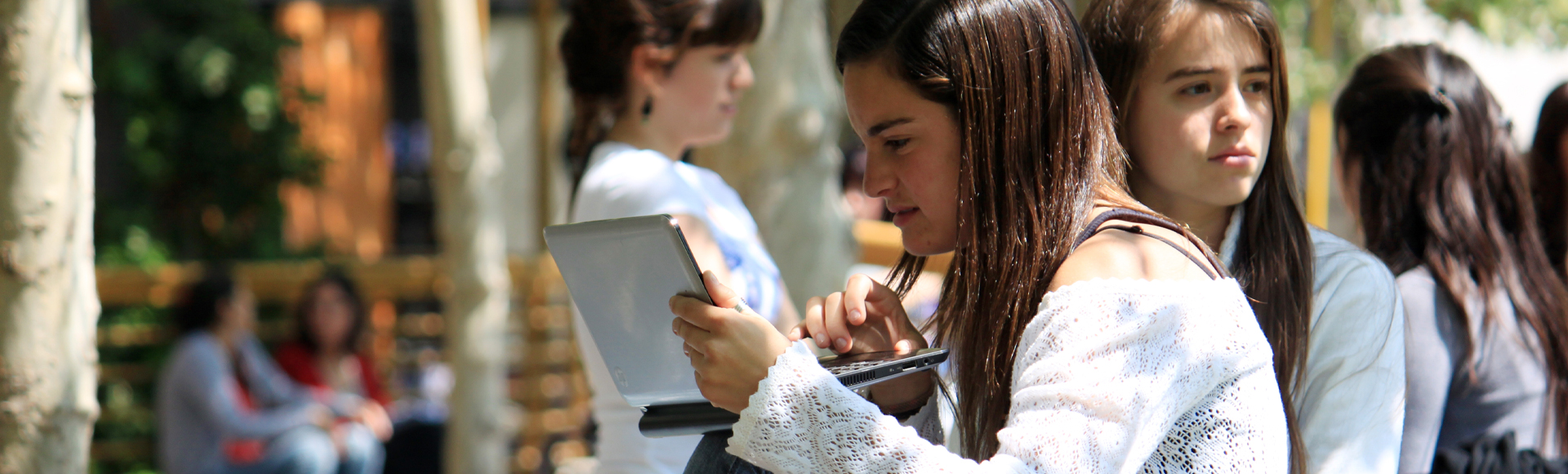 Estudiante leyendo manual